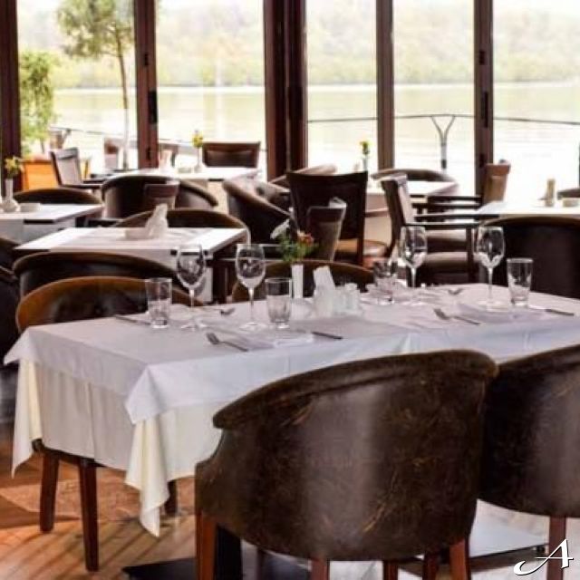 Restoran Bahus Inn - prazni stolovi