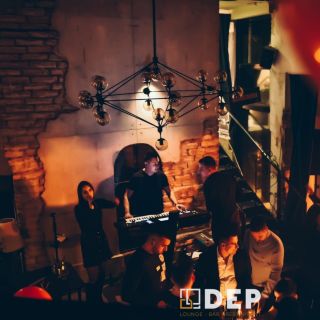 Dep Lounge Bar - ljudi u baru