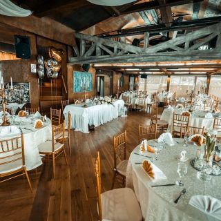Doček Nove godine - prazni stolovi