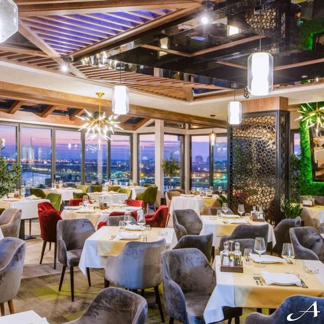 Restoran Mokum - prazni stolovi i stolice