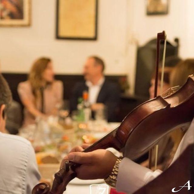 Restoran Tri Šešira - muzičari sviraju