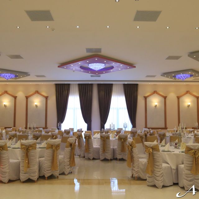Event centar - prazne dekorisane stolice