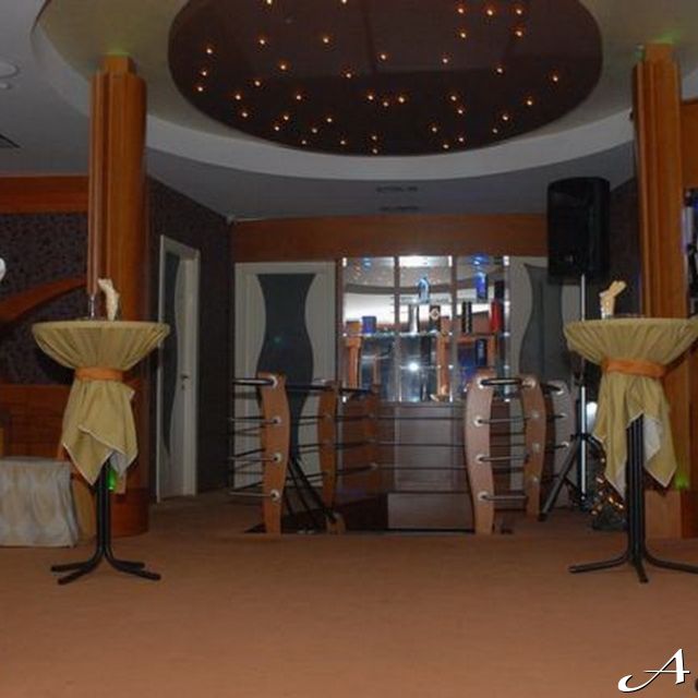 Splav restoran Dubai - prazne stolove