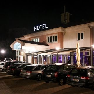 Hotel Orašac - noćni ulaz i parking