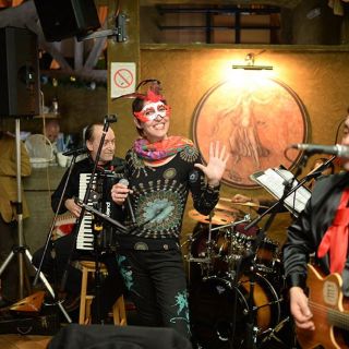 Doček Nove godine - pevačica i muzičari