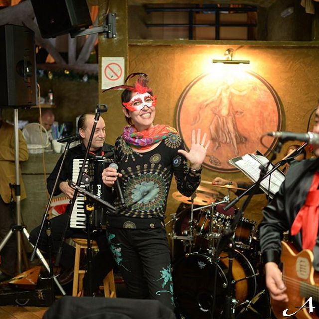 Doček Nove godine - pevačica i muzičari