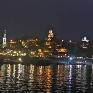 Jahting klub Kej - osvetljeni brod i obala