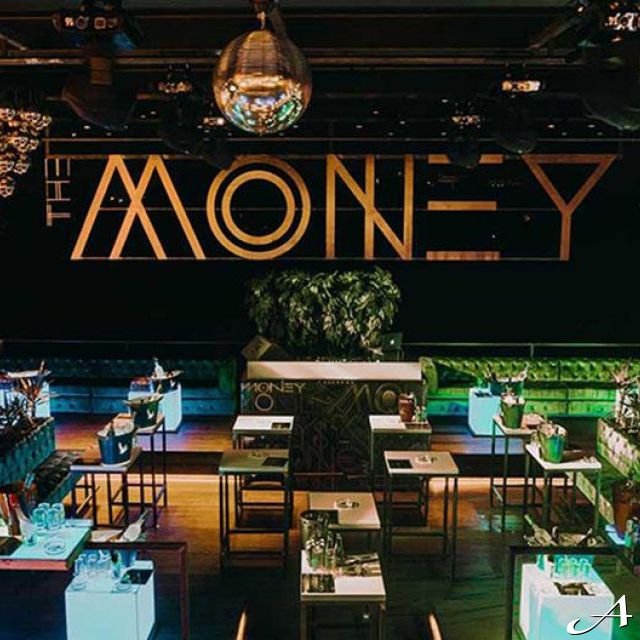 Money Beton Hall - prazni stolovi i dekoracija