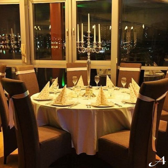 Splav restoran Sirena - elegantno dekorisan sto