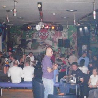 Sport Cafe - ljudi u kaficu