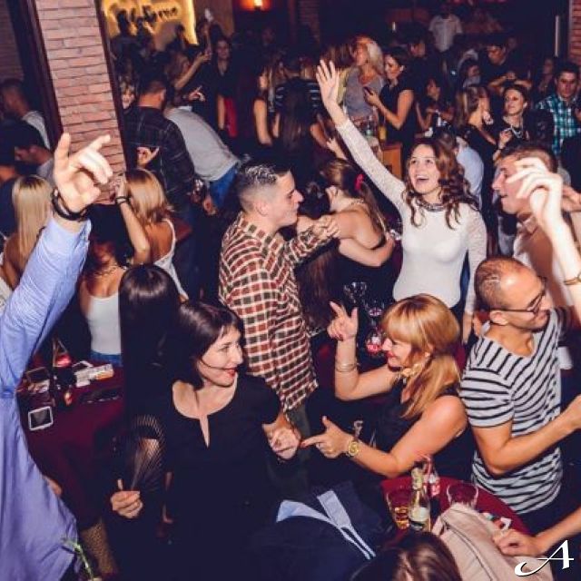 Splav kafana Uzbuna - ljudi igraju i slave