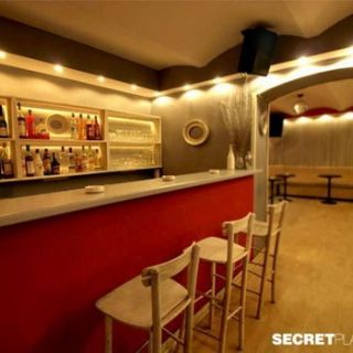 Tajno mesto - prazan bar i stolice