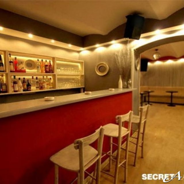 Tajno mesto - prazan bar i stolice