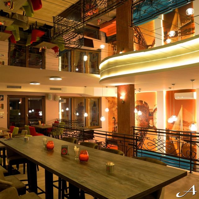 Restoran Galaxy - enterijer sa stolovima