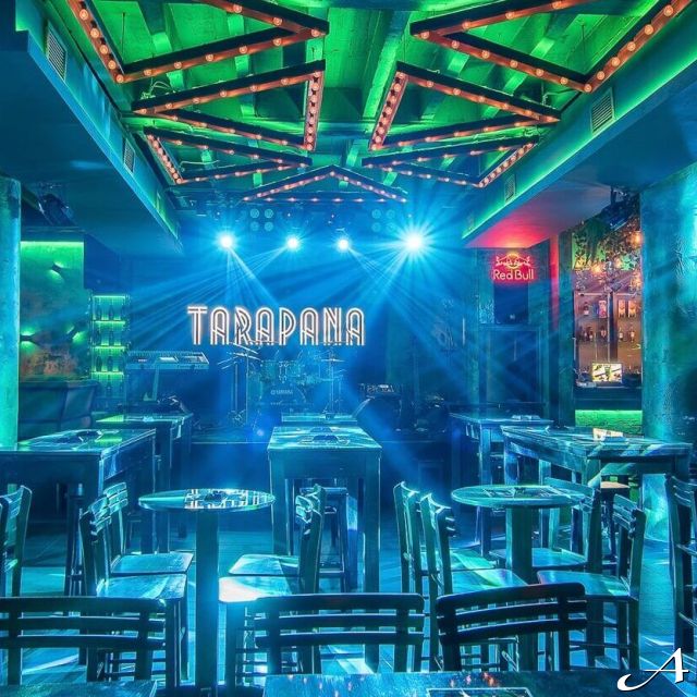 Klub kafana Tarapana - prazan enterijer sa stolovima