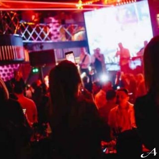 Klub X.O - ljudi na žurci