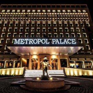Hotel Metropol Palace - osvetljena fasada noću