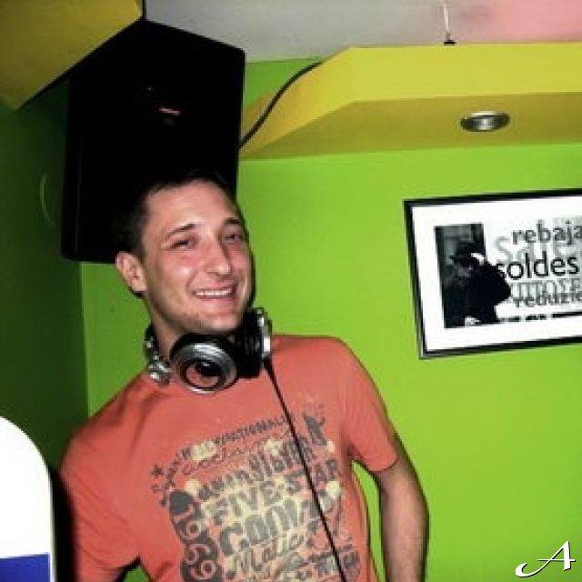 Klub Kiss Doček - DJ sa slušalicama