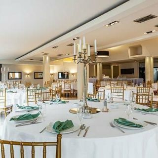 Restoran Easy - prazni stolovi