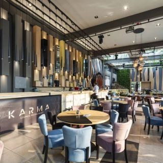 Restoran Karma - prazne stolice i stolovi