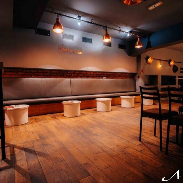 Kafana Druga Kuća - enterijer sa stolovima