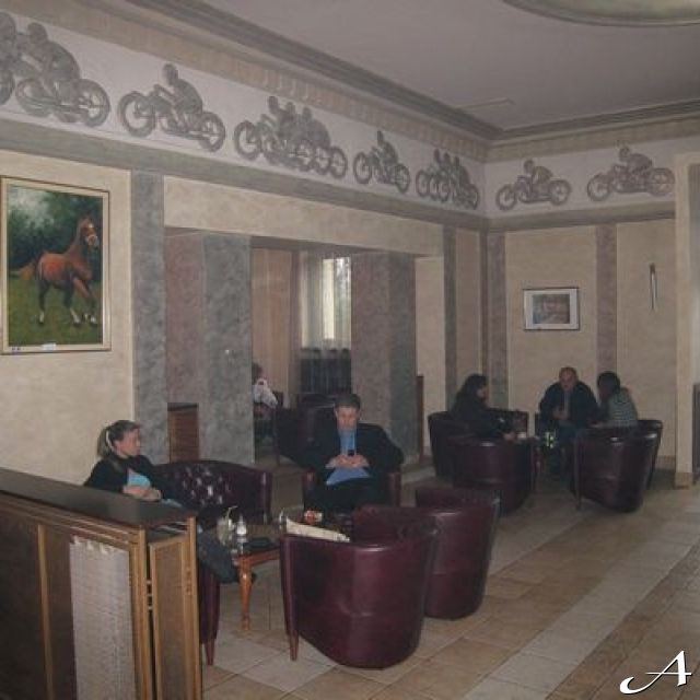 Restoran Rad - ljudi sede u salonu