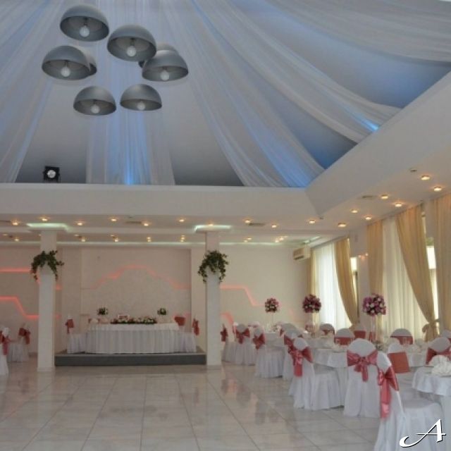 Doček Nove godine - prazna sala sa stolovima
