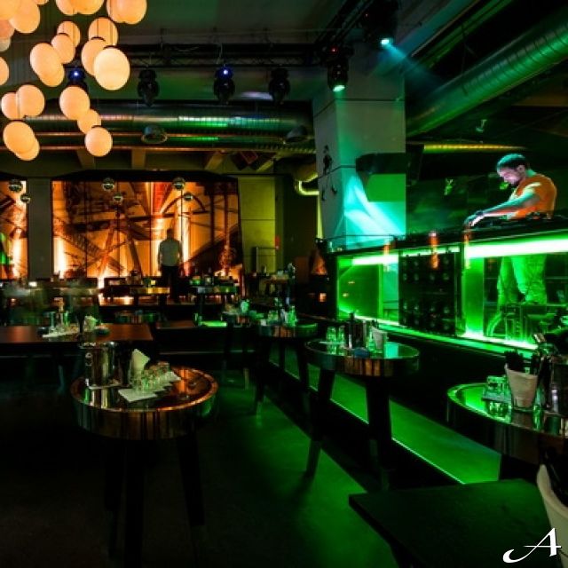 Julian Loft - prazan klub sa DJ pultom