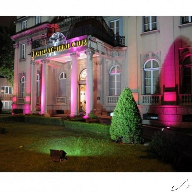 Klub Admiral - osvetljeni ulaz