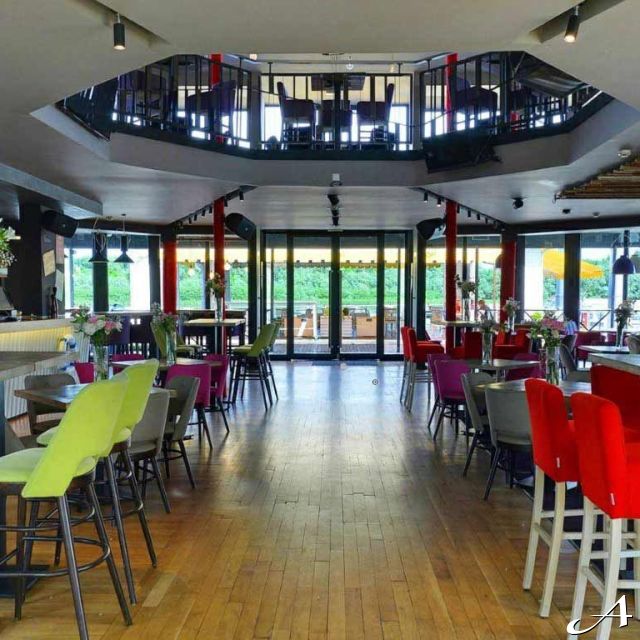 Splav restoran - prazne stolice i stolovi
