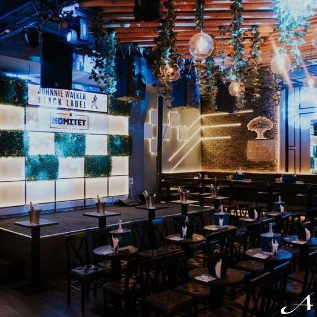 Klub Komitet - praznična dekoracija i stolovi