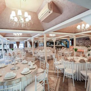 Restoran Princ - prazni stolovi i stolice