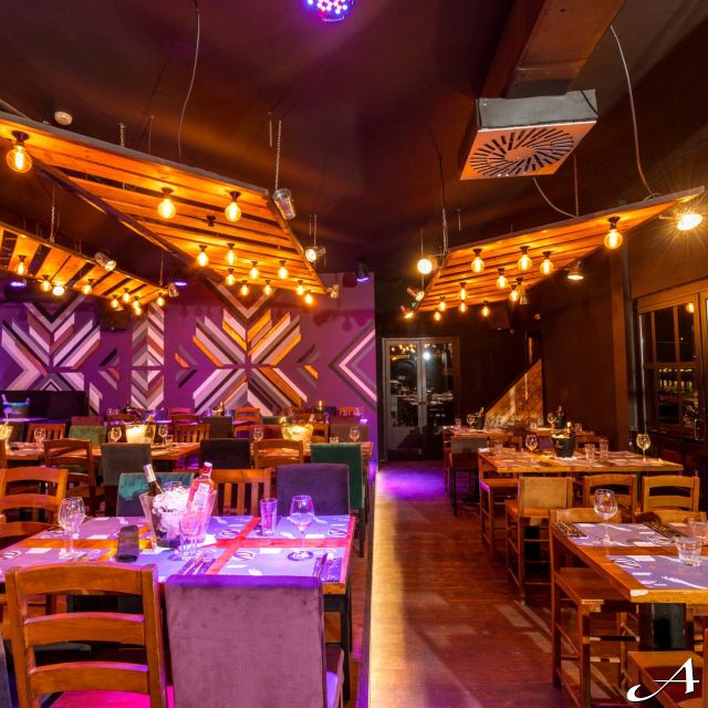 Klub restoran Baraka - prazne stolice i stolovi