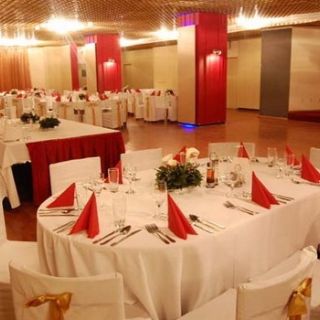 Restoran Beko - prazni stolovi sa dekoracijom