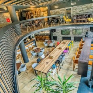Klub Izlog - enterijer sa galerijom