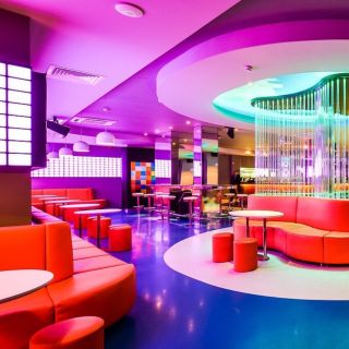 Klub Sugar & Spice - unutrašnjost sa šarenim svetlima