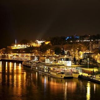 Doček Nove godine - brod na reci noću