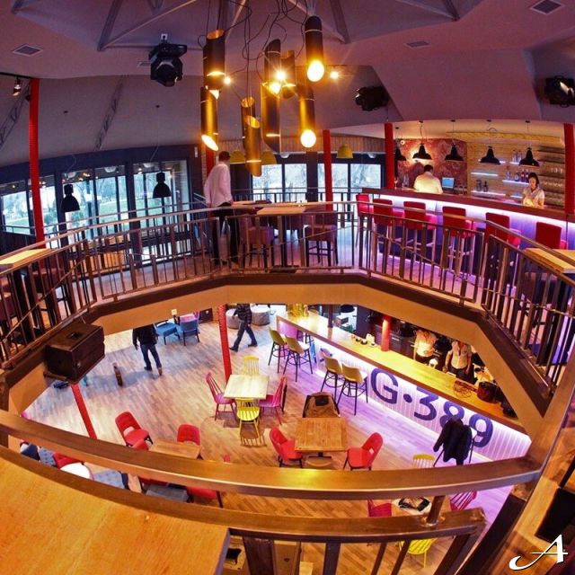 Splav restoran - unutrašnjost sa galerijom