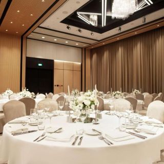 Hilton hotel - praznična dekoracija stolova