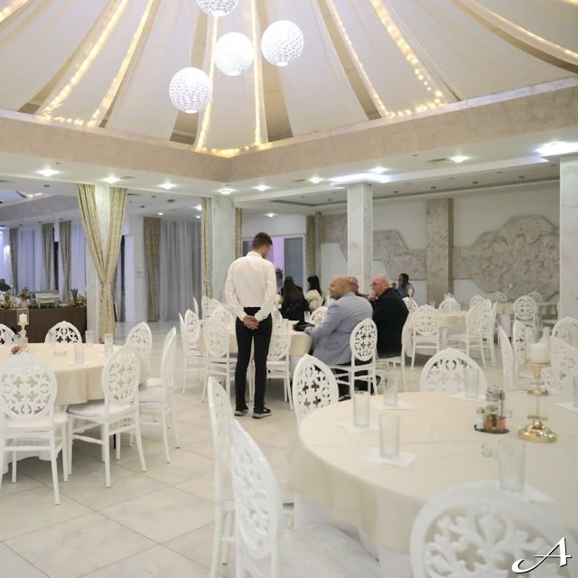 Restoran Košutnjak Lux - prazni stolovi i gosti