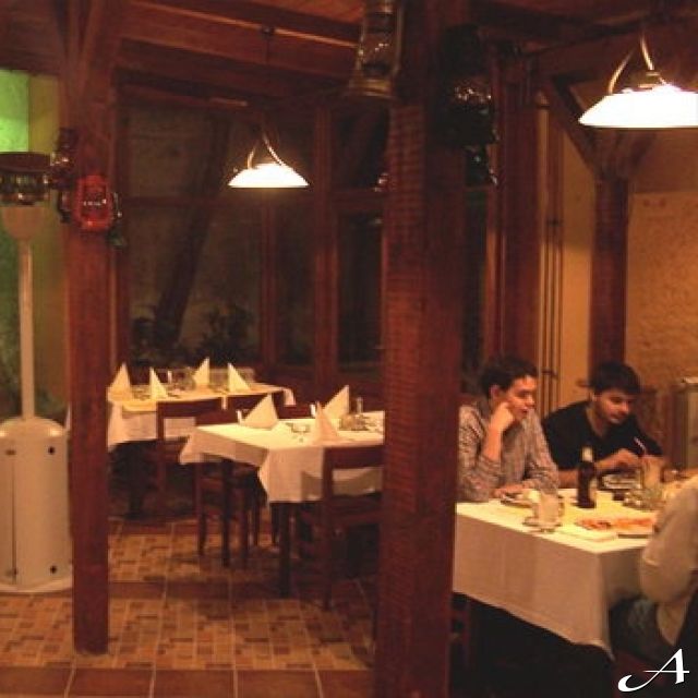 Hotel Royal - gosti za stolom
