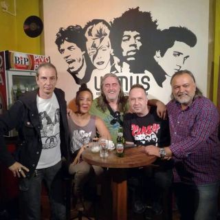 Udruženje rok muzičara - ljudi za stolom