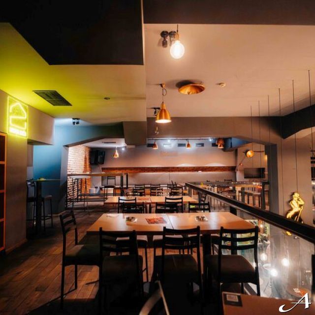 Kafana Druga Kuća - prazne stolice i stolovi