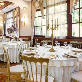 Doček Nove godine - elegantno dekorisane stolove