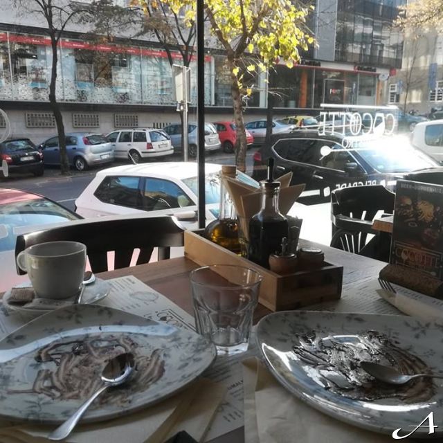 Doček Nove godine - prazni tanjiri na stolu