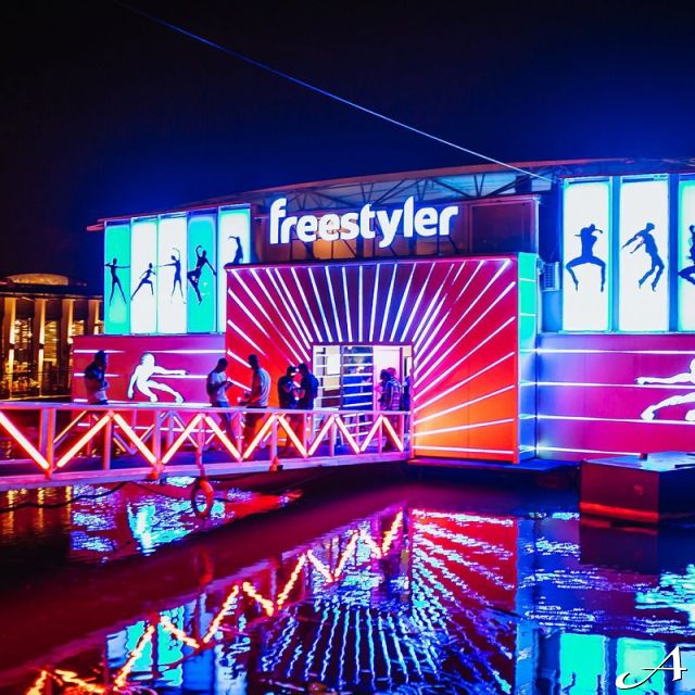 Freestyler - osvetljena bina noću