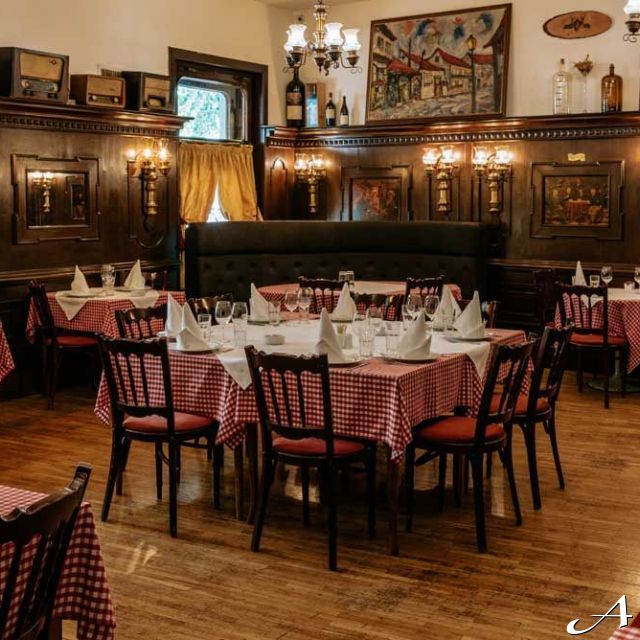 Restoran Dva Jelena - prazne stolove i stolice