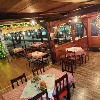 Restoran Bakara - prazni stolovi i stolice