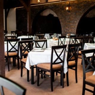 Restoran Sport - prazne stolice i stolovi