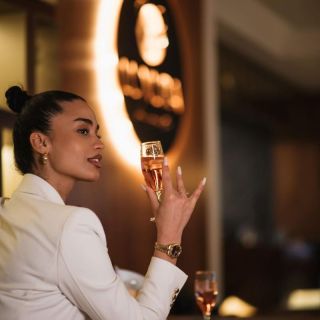 Premium club Luxura - žena sa čašom